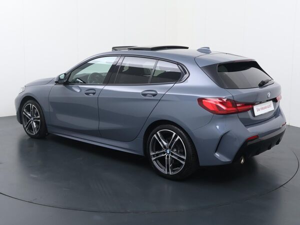 BMW 1-serie 118i Business Edition Plus | 136 PK | Automaat | Panoramadak | Digitale Cockpit | Digitale cockpit | M-lederintrieur | Cruise control | Speedlimiter | Automatische verlichting | Bluetooth | Achteruitrijcamera | Parkeersensoren | Navigatie | Apple Carplay - Androidauto | Stoelverwarming | Spraakbediening | Drivemode | Dab+ | Lm18'' |