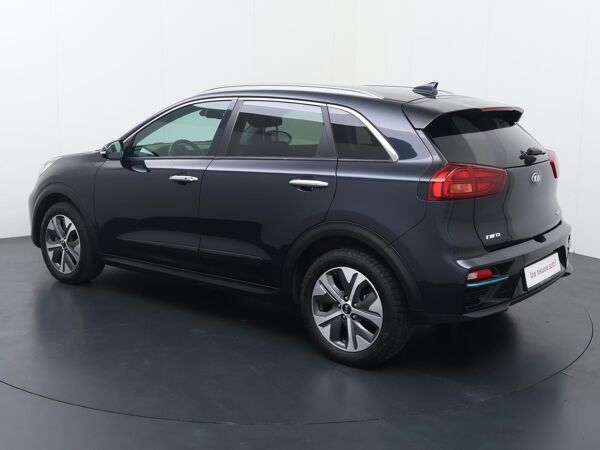 Kia e-Niro DynamicPlusLine 39 kWh | Automaat | Panorama dak | Multifunctioneel stuurwiel | Bluetooth | Spraakbediening | Automatische verlichting | Cruise control | Spiegelverwarming | Dab+ | Navigatie | Apple Carplay - Androidauto | Climate | Stoelverwarming | Stuurverwarming | Parkeersensoren voor + Achter | Achteruitrijcamera | Lm17'' |