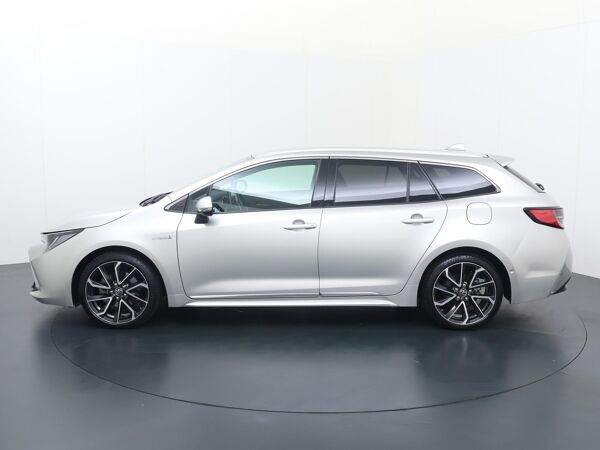 Toyota Corolla Touring Sports 2.0 Hybrid Executive JBL | 152 PK | Automaat | Headup-display | Drive mode / EV-Mode | Multifunctioneel stuurwiel | Flippers | Automatische verlichting | Cruise control | Spraakbediening | Automatische achterklep | Parkassist | Deurvergrendeling | Inklapbare spiegels | Stoelverwarming | Climate | Dab+ | Bluetooth | Navigatie | Achteruitrijcamera | Lm18'' |