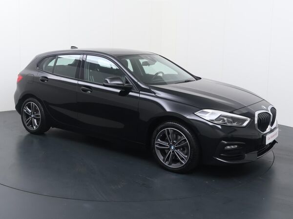 BMW 1-serie 118i Executive Edition | 140 PK | Automaat | Digitale cockpit | Multifunctioneel stuurwiel | Cruise control | Spraakbediening | Automatische verlichting | Deurvergrendeling | Climate | Bluetooth | Dab+ | Navigatie | Apple Carplay - Androidauto | Achteruitrijcamera | 5-deurs | Lm17'' |