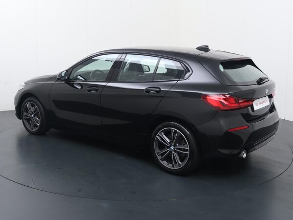 BMW 1-serie 118i Executive Edition | 140 PK | Automaat | Digitale cockpit | Multifunctioneel stuurwiel | Cruise control | Spraakbediening | Automatische verlichting | Deurvergrendeling | Climate | Bluetooth | Dab+ | Navigatie | Apple Carplay - Androidauto | Achteruitrijcamera | 5-deurs | Lm17'' |