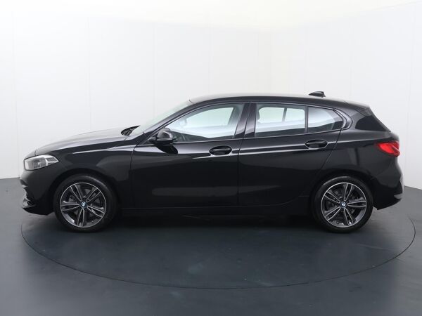 BMW 1-serie 118i Executive Edition | 140 PK | Automaat | Digitale cockpit | Multifunctioneel stuurwiel | Cruise control | Spraakbediening | Automatische verlichting | Deurvergrendeling | Climate | Bluetooth | Dab+ | Navigatie | Apple Carplay - Androidauto | Achteruitrijcamera | 5-deurs | Lm17'' |