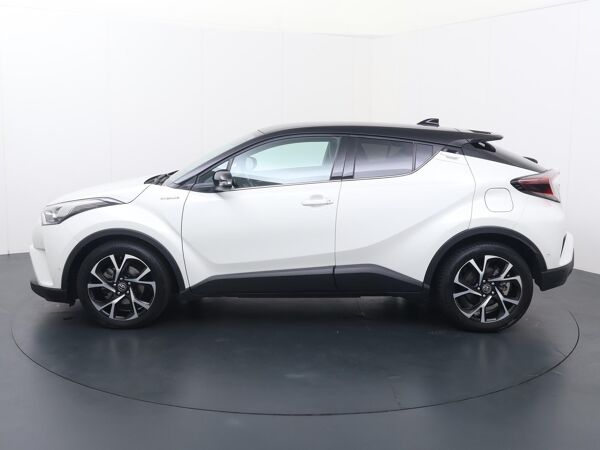 Toyota C-HR 1.8 Hybrid Style Ultimate | 122 PK | Automaat | Multifunctioneel stuurwiel | Cruise control | Automatische verlichting | Spraakbediening | inklapbare spiegels | Deurvergrendeling | Stoel/Stuurverwarming | Climate | Dab+ | Bluetooth | Navigatie | Achteruitrijcamera | Lm18'' |