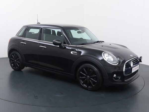 Mini Mini 1.5 Cooper Salt Business | 136 Pk | Multifunctioneel stuurwiel | Cruise control | Spraakbediening | Bluetooth | Deurvergrendeling | Navigatie | Parkeersensoren achter | Automatische verlichting | 5-Deurs | Lm 17'' |