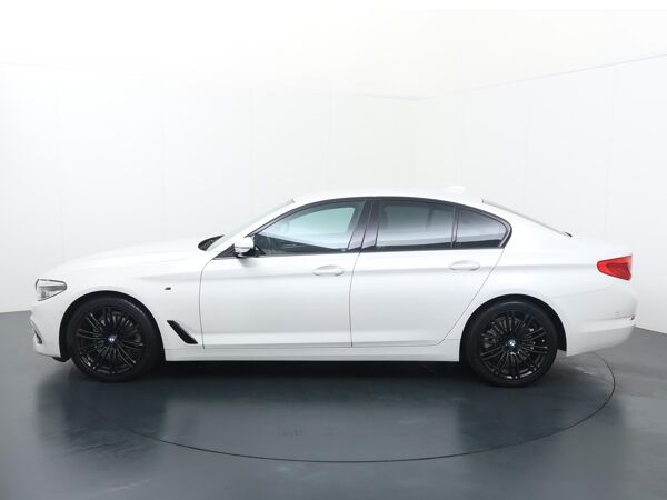 BMW 5-serie 520i High Executive | 184 PK | Automaat | Multifunctioneel stuurwiel | Stuurverwarming | Cruisecontrol |
