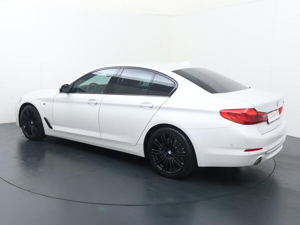 BMW 5-serie 520i High Executive | 184 PK | Automaat | Multifunctioneel stuurwiel | Stuurverwarming | Cruisecontrol |